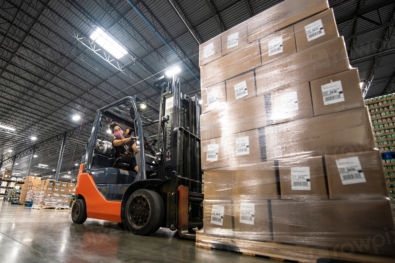 Cariste transportant des cartons dans un entrepôt
