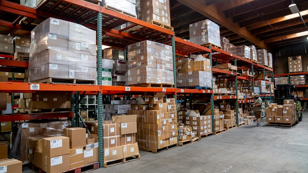 Rayonnages remplis de cartons et de palettes