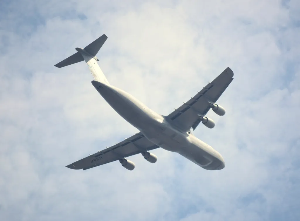 Gros avion cargo vu du dessous en plein vol