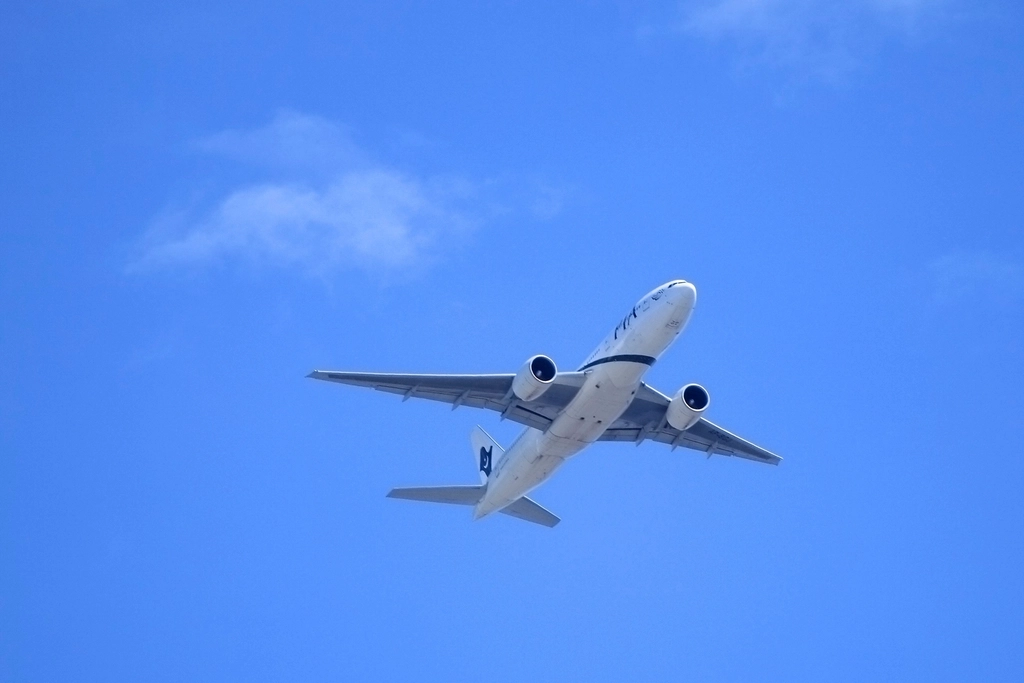 Avion en vol dans un ciel bleu