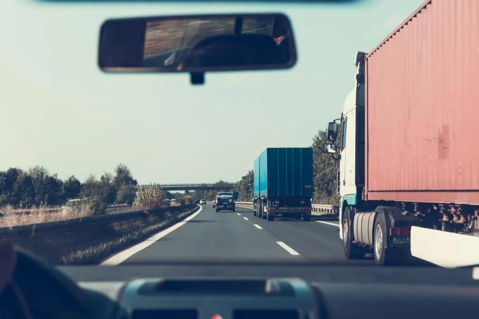 Camions sur l'autoroute vus depuis une voiture