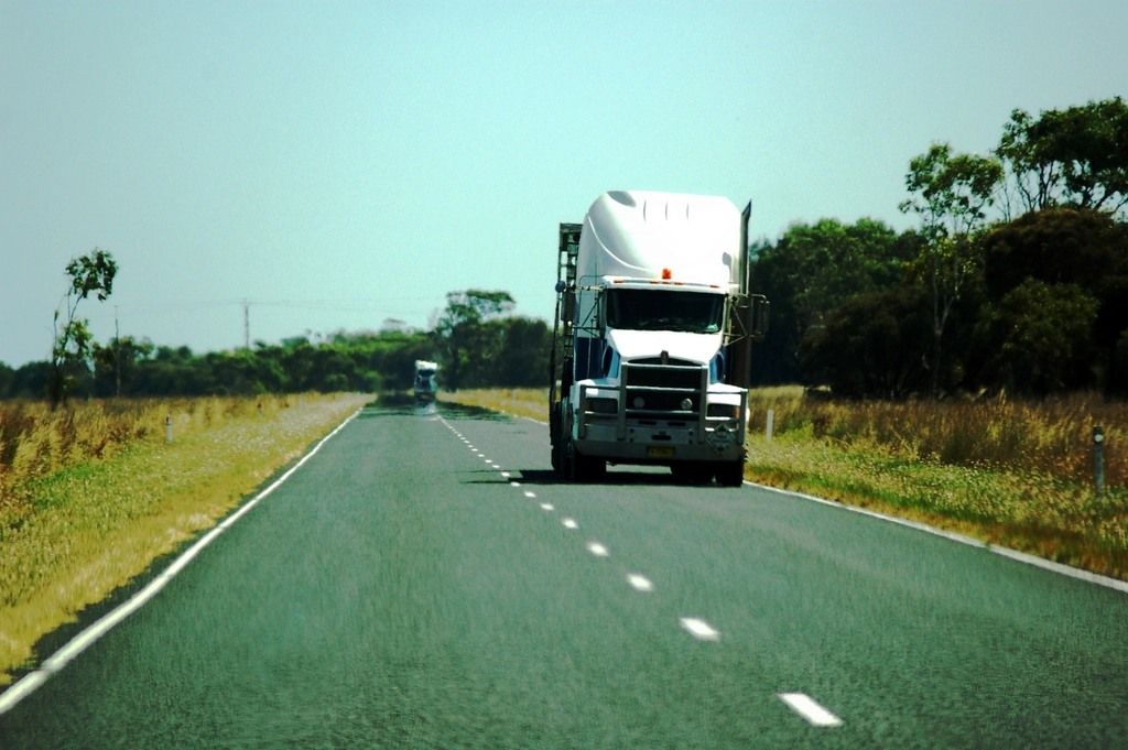 Camion semi-remorque sur une route